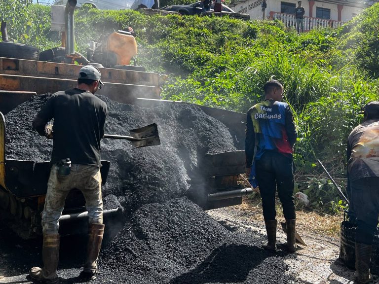 Eliminan huecos en La Pradera con 90 toneladas de asfalto