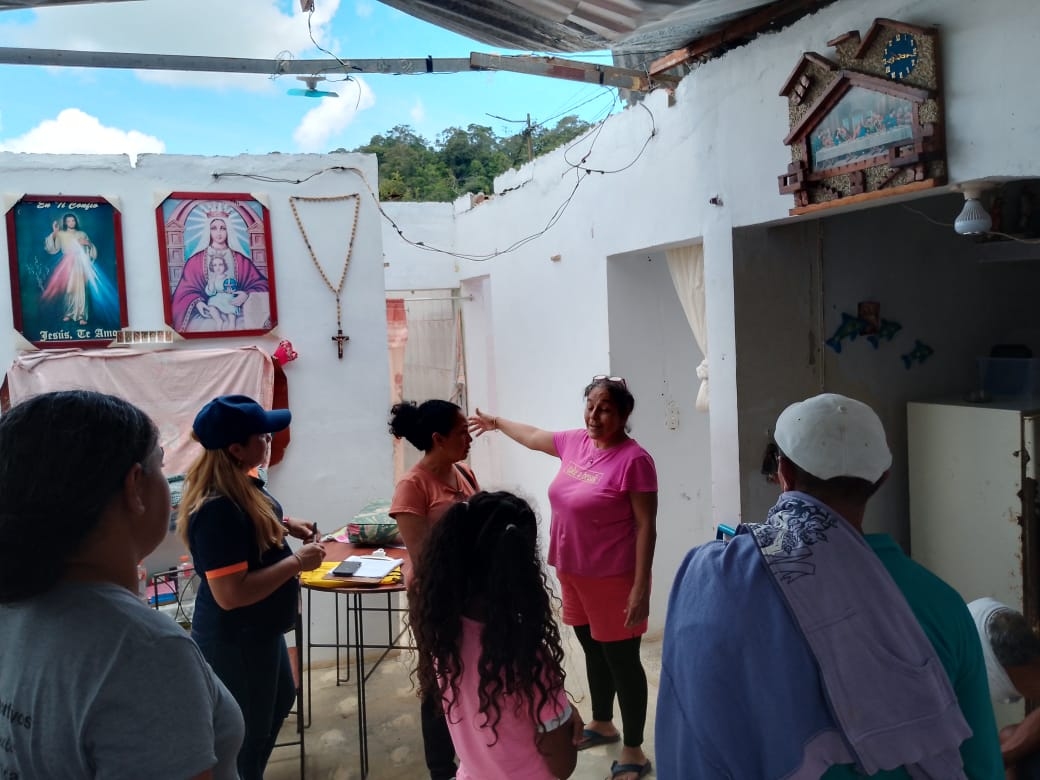 Brindan atención social a 75 familias de Los Teques tras afectaciones por lluvias