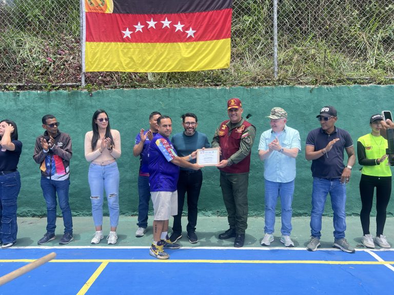 Niños y jóvenes de El Nacional estrenan cancha deportiva