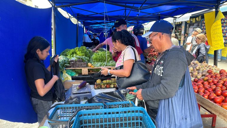 Venta de alimentos a precios solidarios en Cañaote y Las Dalias