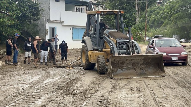 Vecinos y municipalidad trabajaron articuladamente para despejar la vía principal de Ramo Verde