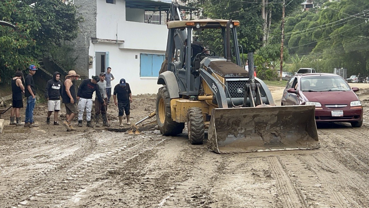 Vecinos y municipalidad trabajaron articuladamente para despejar la vía principal de Ramo Verde