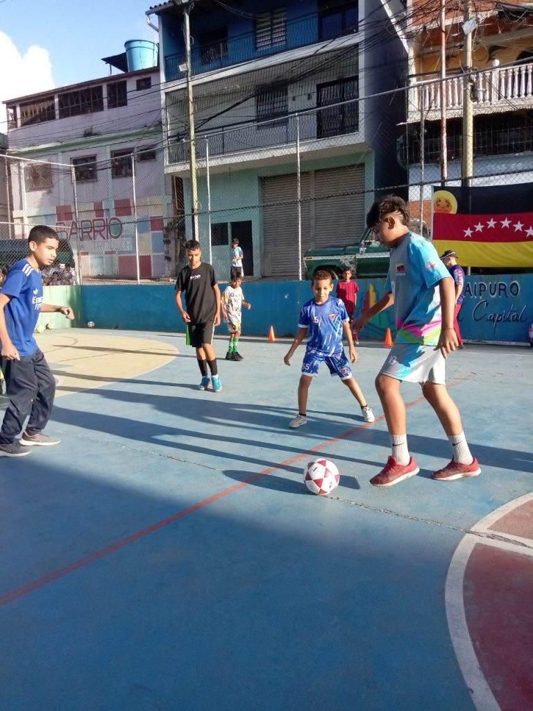Más de 40 niños vivieron una jornada de integración deportiva comunal en Los Teques