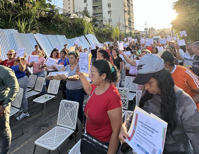 Entregan insumos y materiales a más de 250 familias afectadas por lluvias en Los Teques 