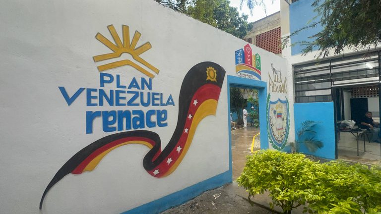 Entregan la Unidad Educativa «Abg. Manuel Clemente Urbaneja» totalmente renovada en Los Teques