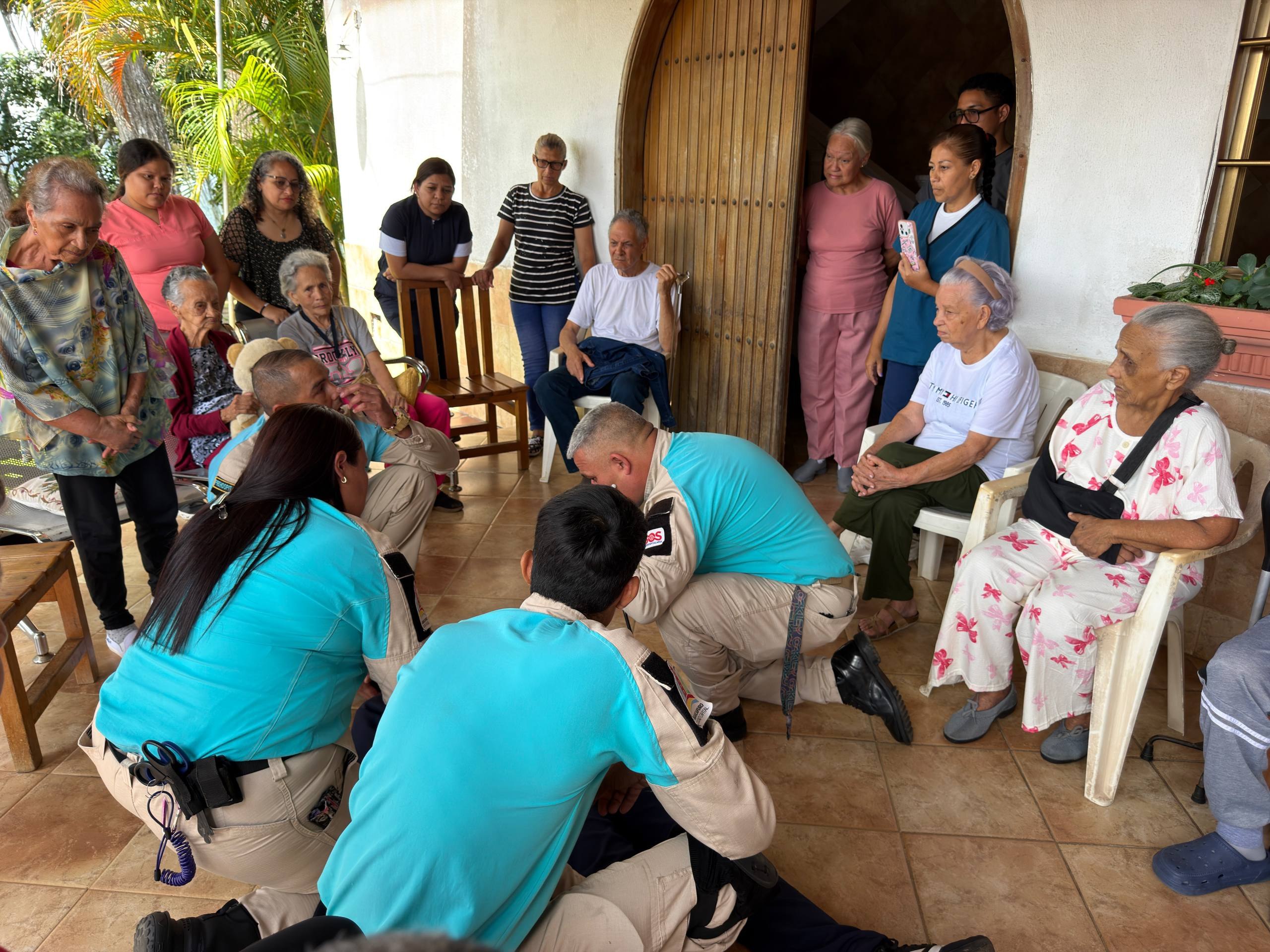 SOS Prehospitalaria enseña maniobras de primeros auxilios en Ancianato Casa del Amigo