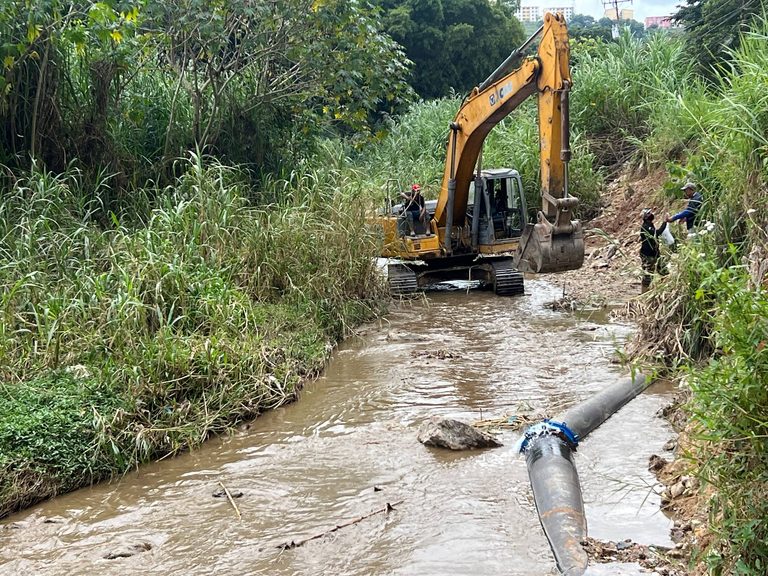 Alcaldía de Guaicaipuro e Hidroven avanzan en reparación de tubería matriz en Av. Víctor Baptista