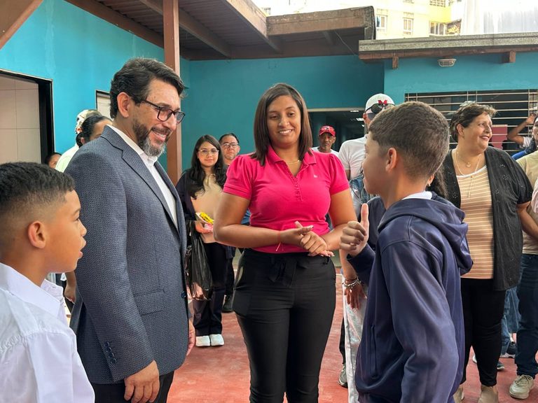 Alcalde Fraija entrega el sexto colegio rehabilitado como parte del Plan Guaicaipuro Renace