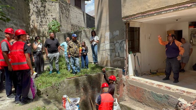 Alcaldía inicia la reconstrucción de paredes en Residencias Skorpio de Los Teques