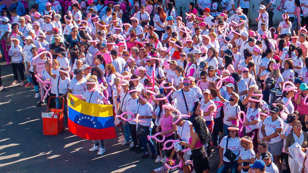 Caminata Rosa abre inscripciones con la entrega de un donativo por la vida