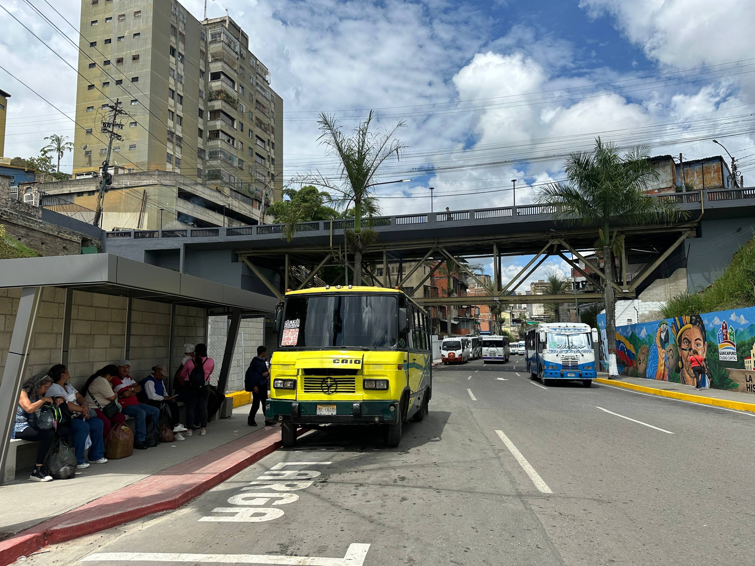 Usuarios estrenan modernas paradas en la avenida Francisco de Miranda de Los Teques