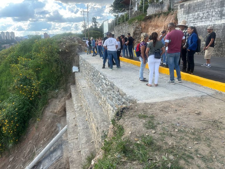 Entregan muro ciclópeo para estabilizar la vía principal de La Macarena Sur