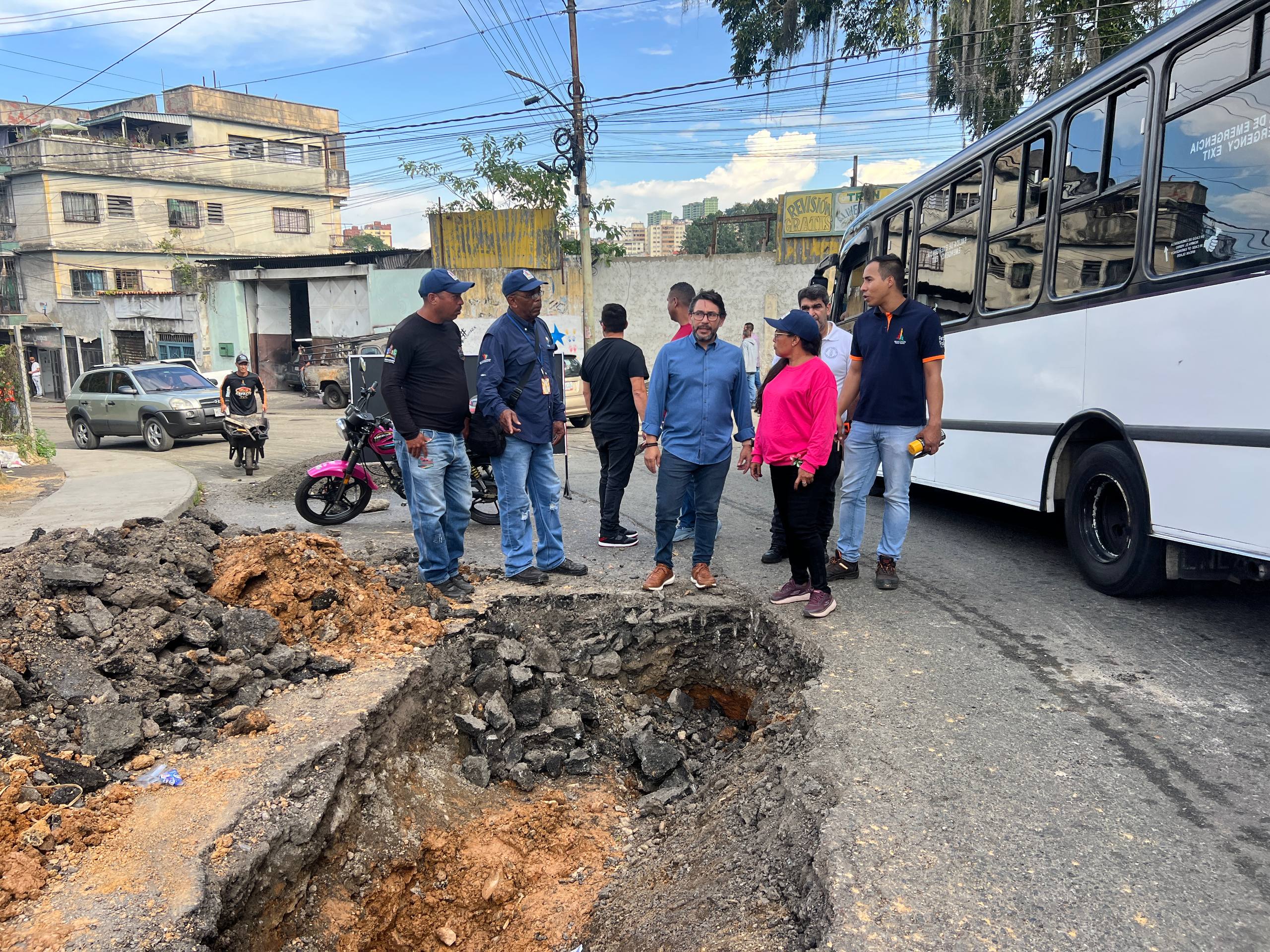 Inician escarificado y despliegue integral en la vía principal de El Rincón