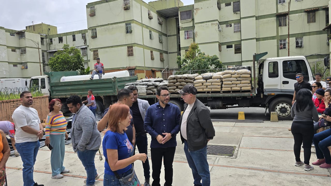 Alcalde Fraija entrega materiales de construcción para reparaciones en El Barbecho