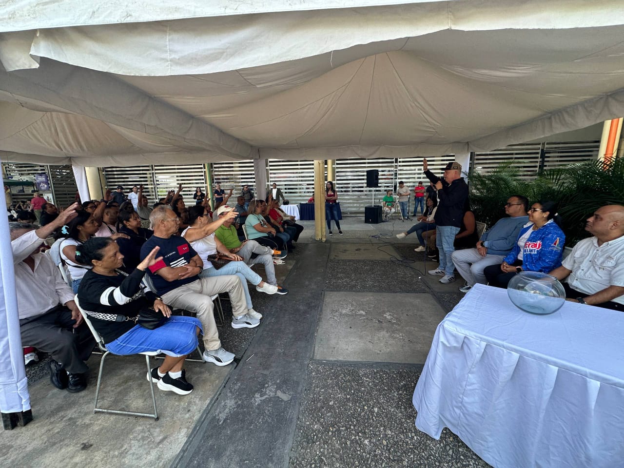 Alcaldía de Guaicaipuro adjudicó locales de la Francisco de Miranda