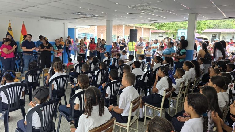 Alcaldía de Guaicaipuro entrega uniformes a más de 700 estudiantes en Altagracia de La Montaña