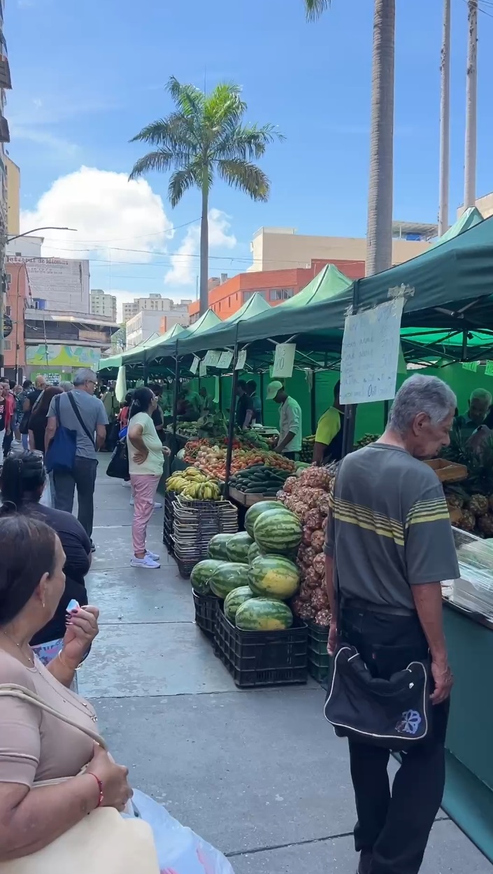 Distribuyen más de 32 toneladas de alimentos en mercados a cielo abierto